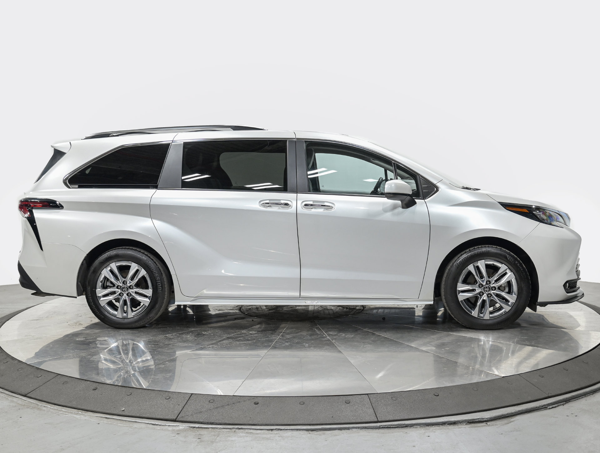 Used 2025 Toyota Sienna XLE w/ XLE Plus Package AWD/4WD image 8