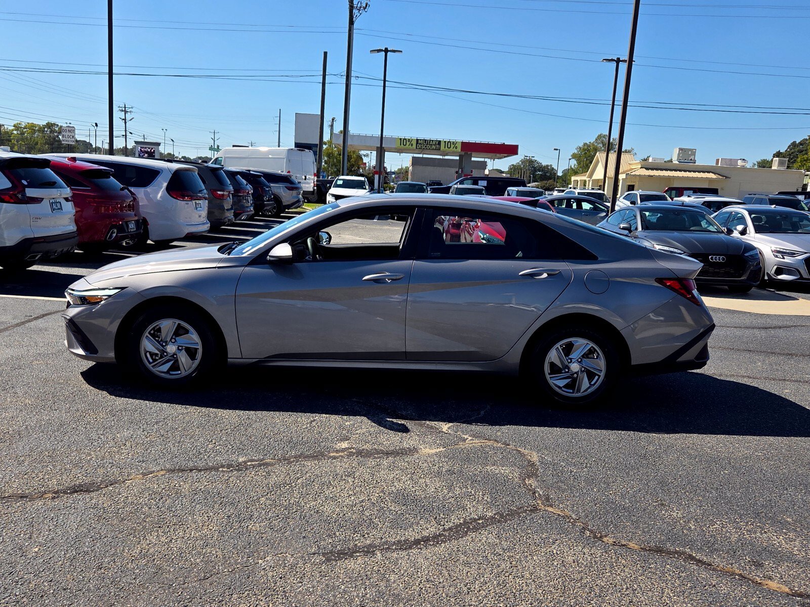 Used 2024 Hyundai Elantra SE FWD image 4