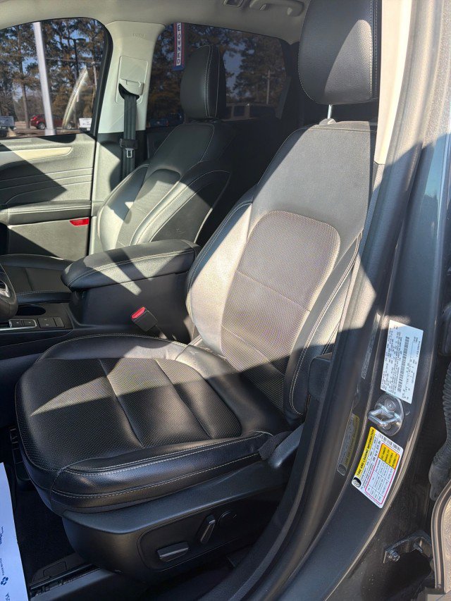 Used 2022 Ford Escape SEL w/ Technology Package image 3