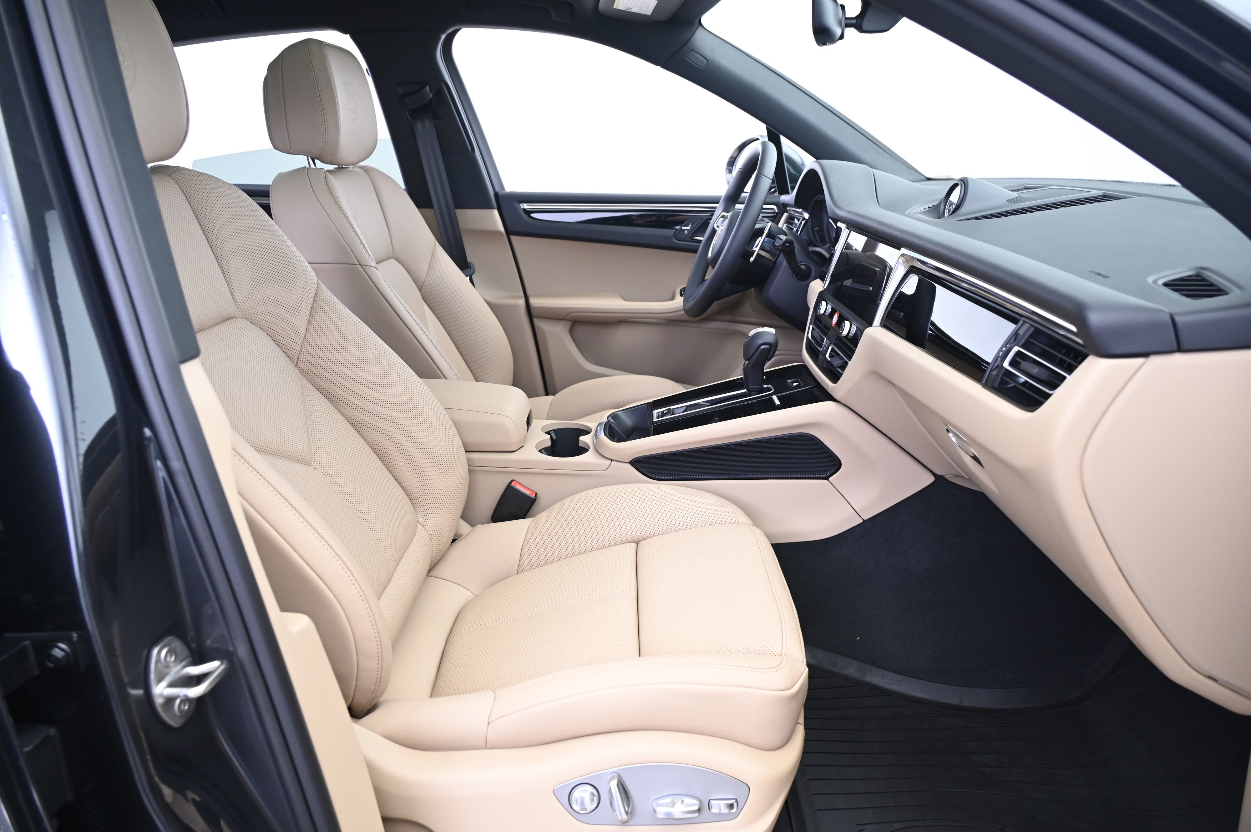 Certified 2026 Porsche Macan AWD/4WD image 23