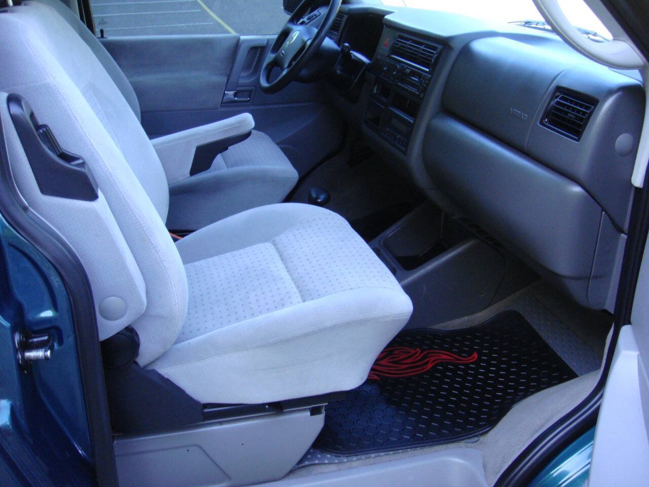 Used 2003 Volkswagen Eurovan MV FWD image 13
