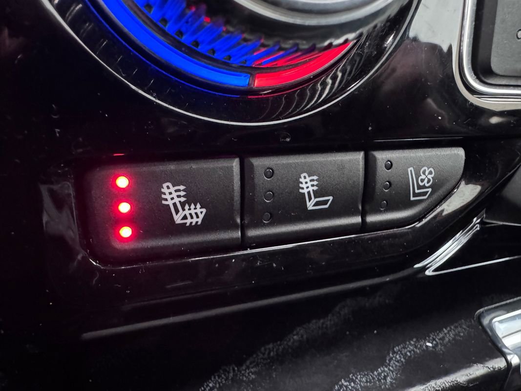 Used 2022 GMC Yukon Denali w/ Denali Premium Package image 28