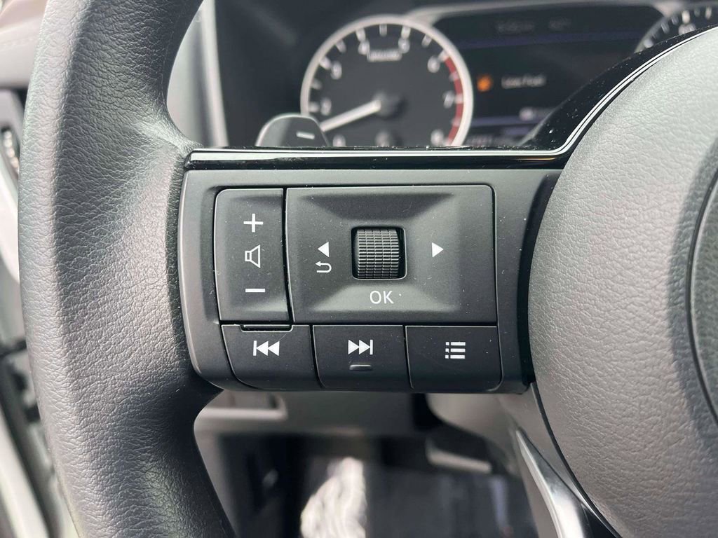 Used 2023 Nissan Rogue SV image 18