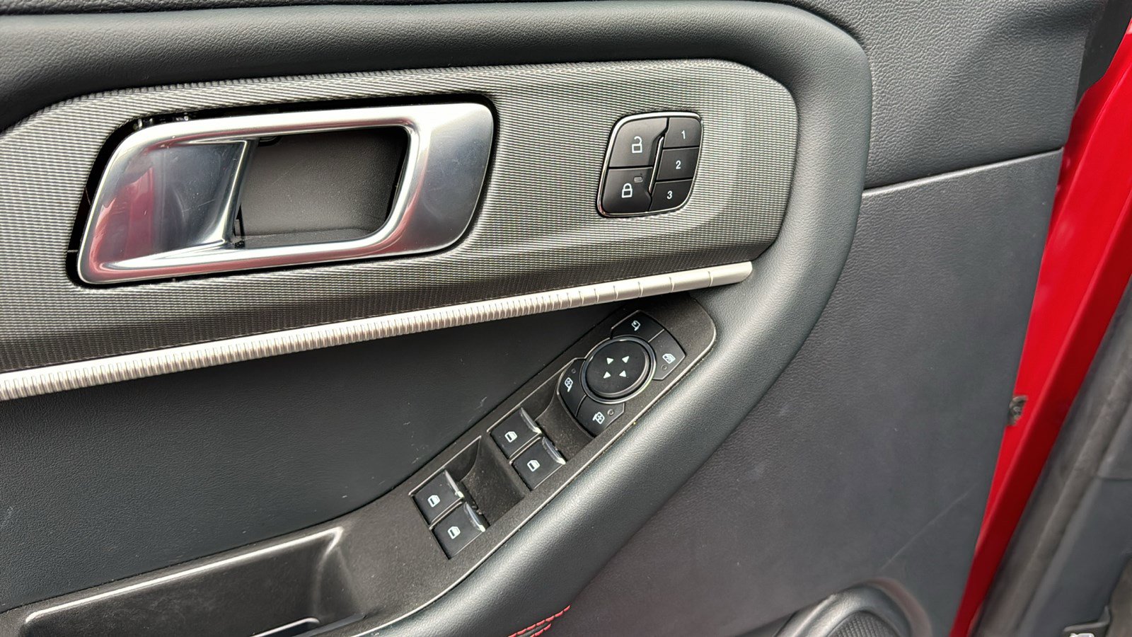 Used 2025 Ford Explorer ST-Line w/ Premium Package image 12