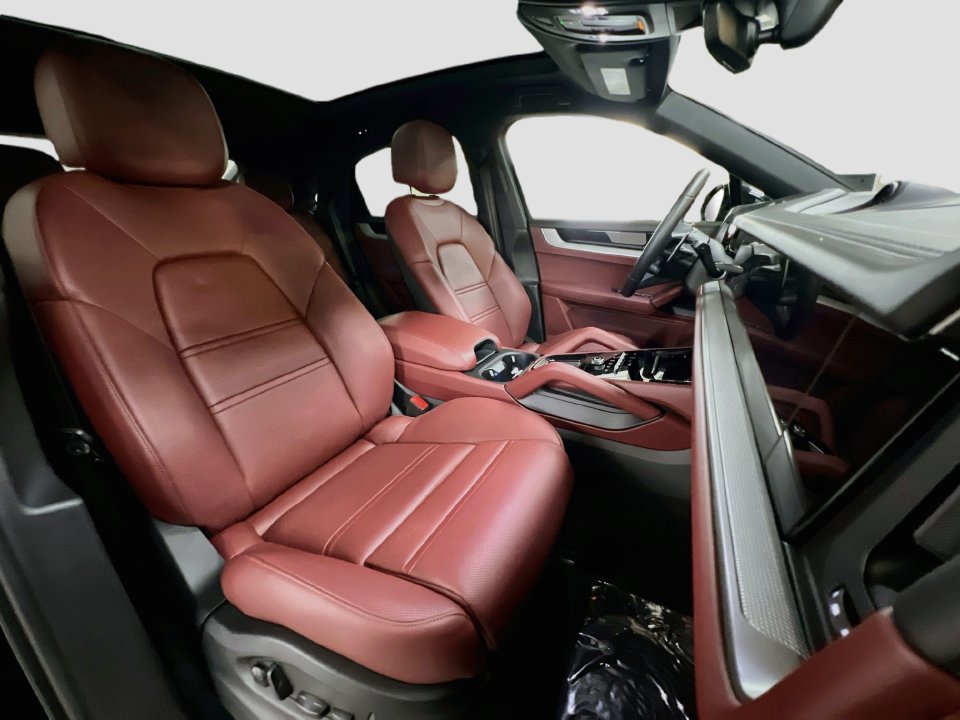 Certified 2026 Porsche Cayenne Coupe AWD/4WD image 30