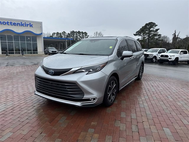 Used 2025 Toyota Sienna Platinum image 1