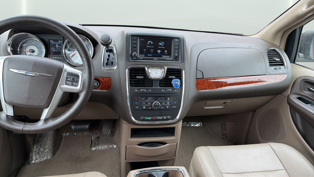Used 2015 Chrysler Town & Country Touring-L w/ Driver Convenience Group FWD image 15