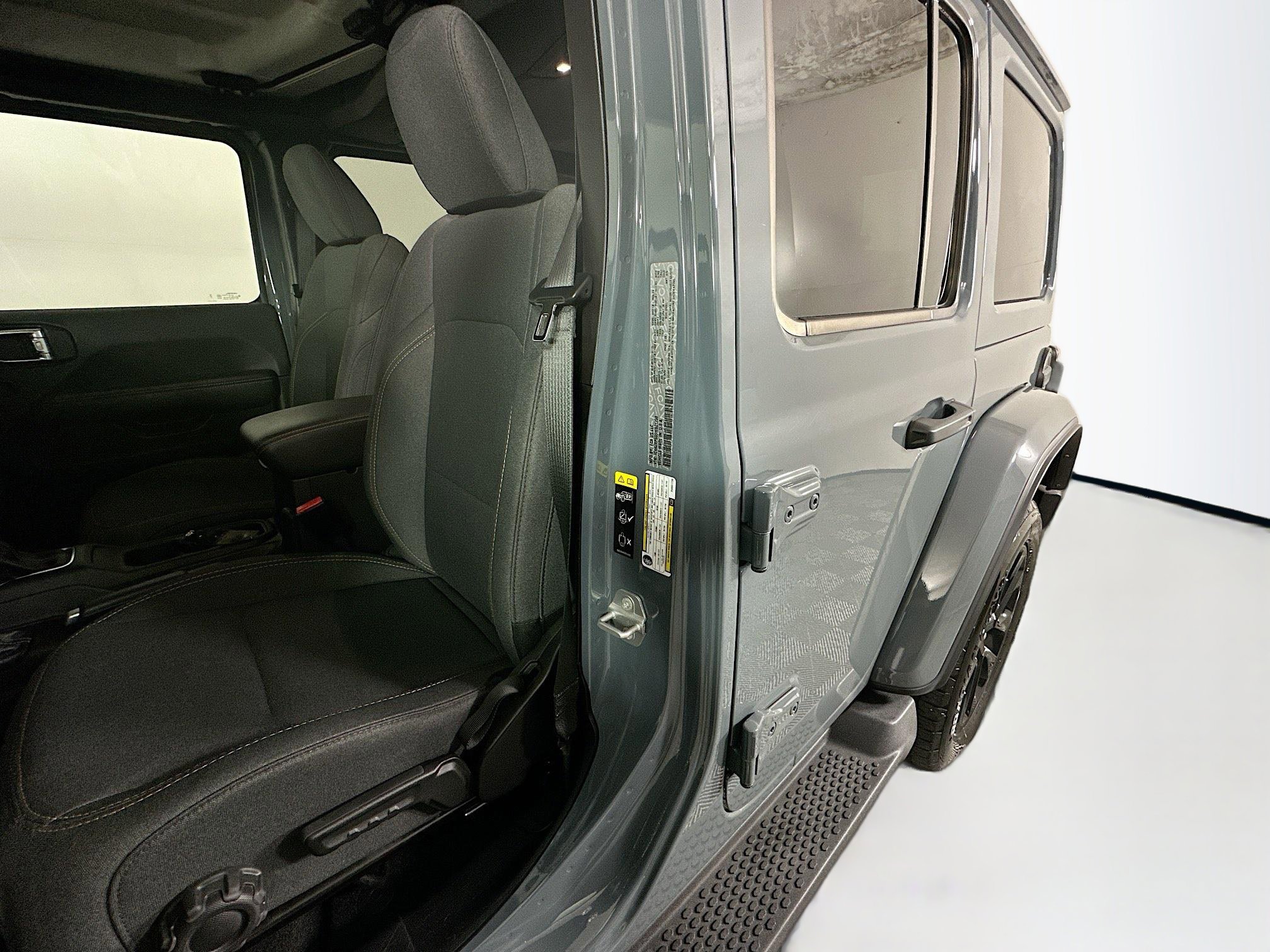 Used 2025 Jeep Wrangler Sahara image 12