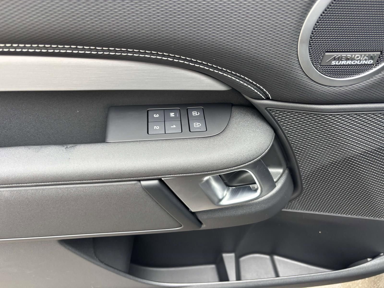 New 2026 Land Rover Discovery Dynamic SE image 13