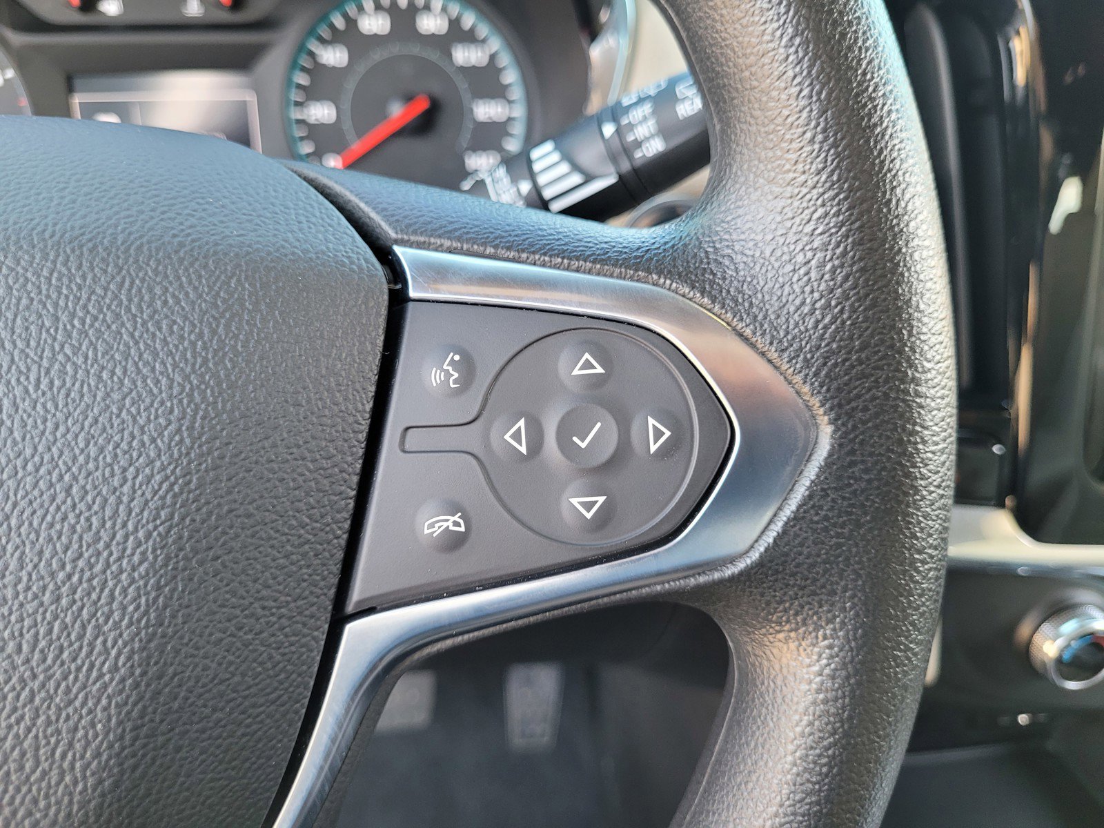 Used 2023 Chevrolet Traverse LS image 23