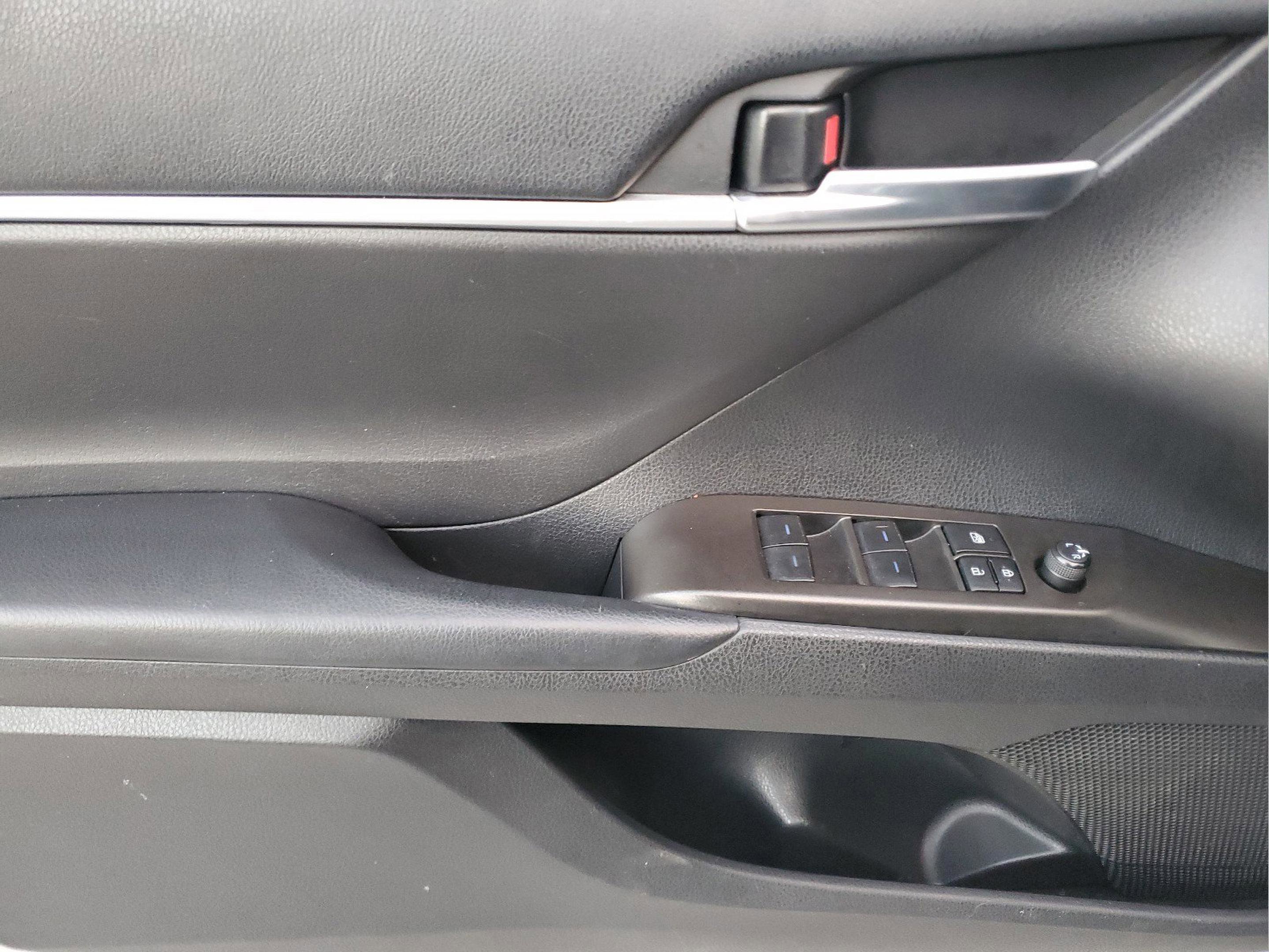 Used 2023 Toyota Camry SE image 14