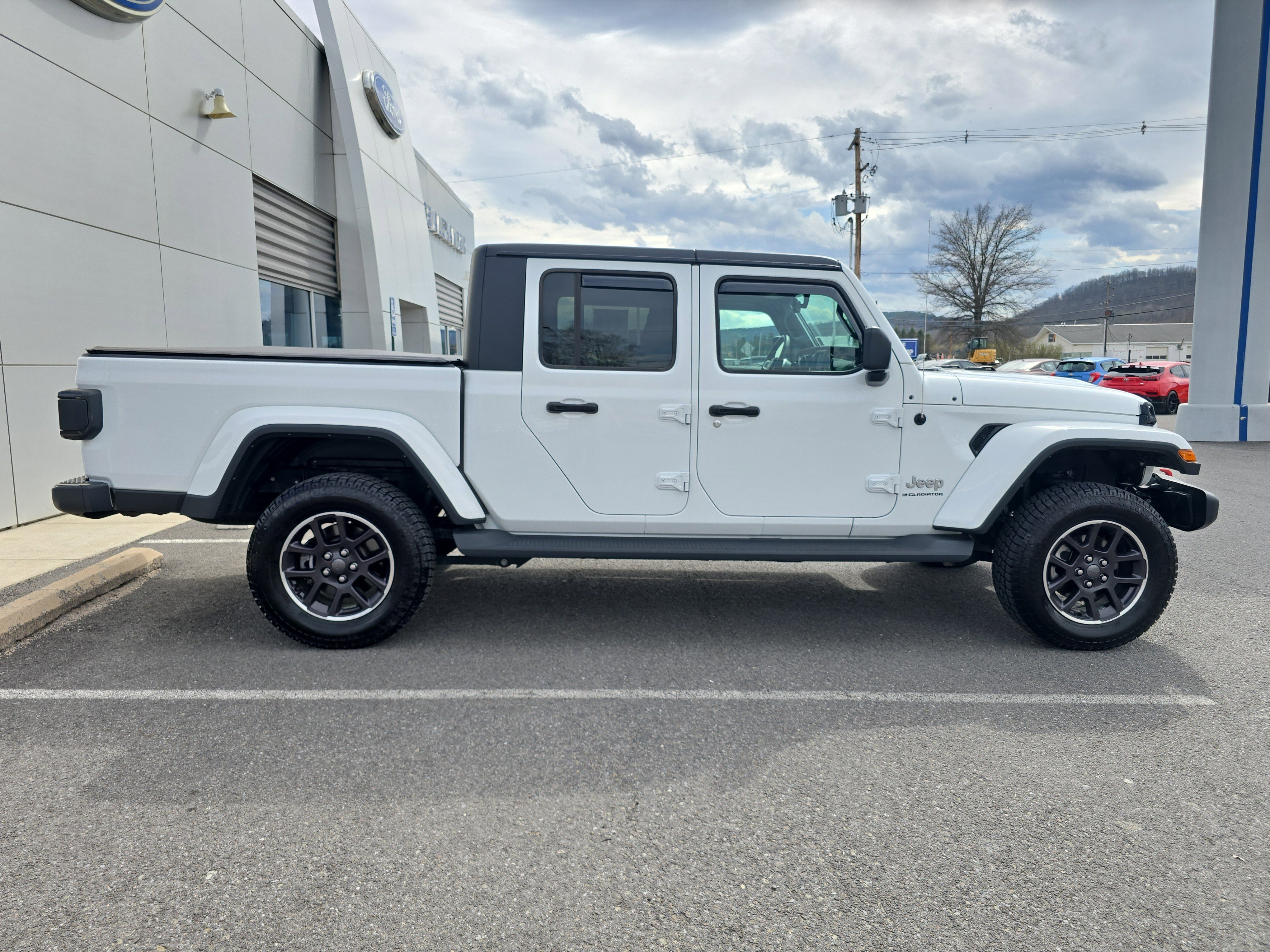 Used 2023 Jeep Gladiator Overland w/ Cold Weather Group video 2