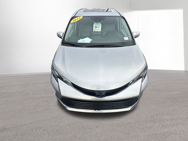 Used 2024 Toyota Sienna XLE image 32