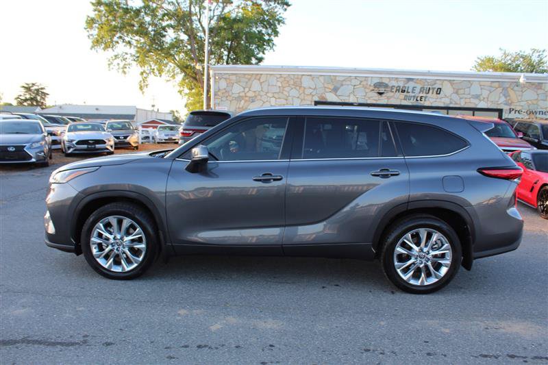 Used 2021 Toyota Highlander XLE AWD/4WD image 4