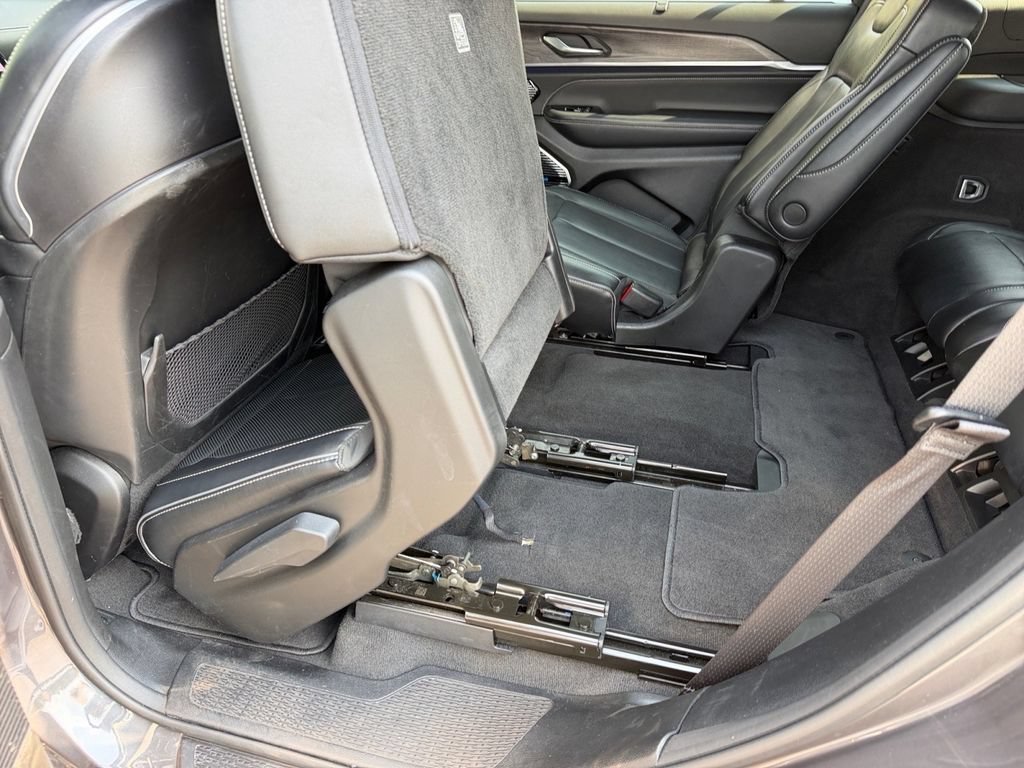 Used 2021 Jeep Grand Cherokee L Overland w/ Luxury Tech Group IV AWD/4WD image 16