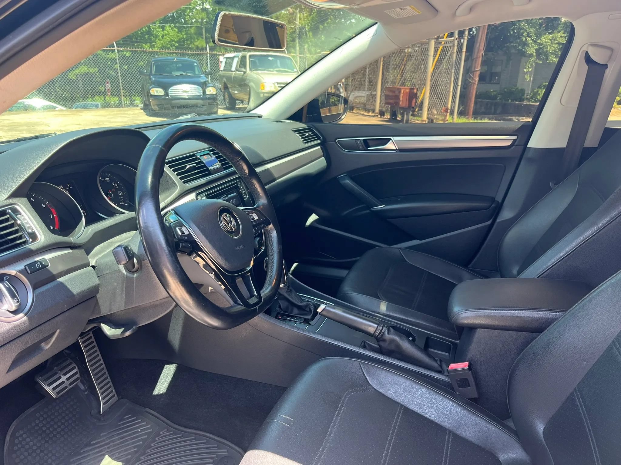 Used 2018 Volkswagen Passat 2.0T R-Line w/ R-Line Lighting Package FWD image 16