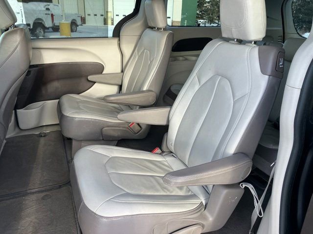Used 2017 Chrysler Pacifica Touring-L w/ Tire & Wheel Group image 17