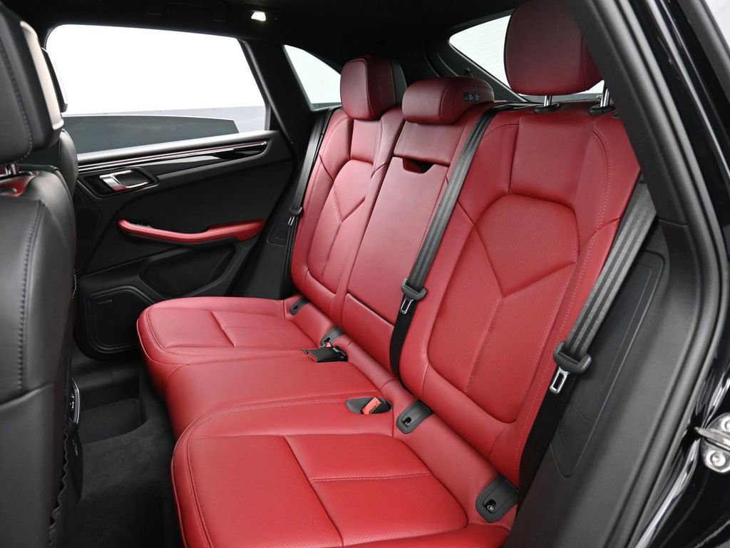 Certified 2025 Porsche Macan AWD/4WD image 24