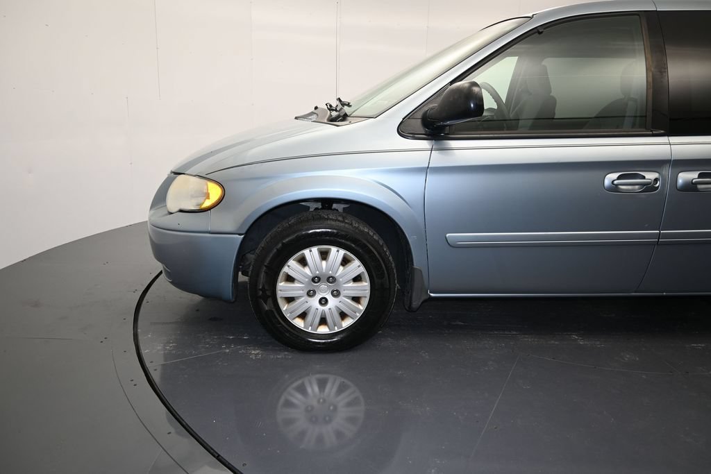 Used 2005 Chrysler Town & Country LX w/ Popular Equipment Group II FWD image 9