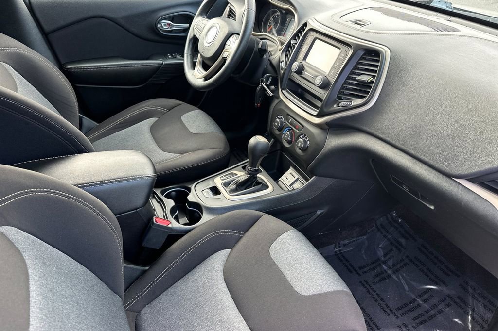 Used 2016 Jeep Cherokee Sport FWD image 16