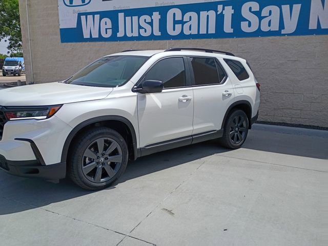 Used 2025 Honda Pilot Sport image 2