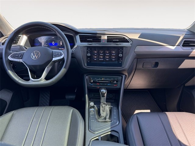 Used 2023 Volkswagen Tiguan SE w/ Panoramic Sunroof Package image 11
