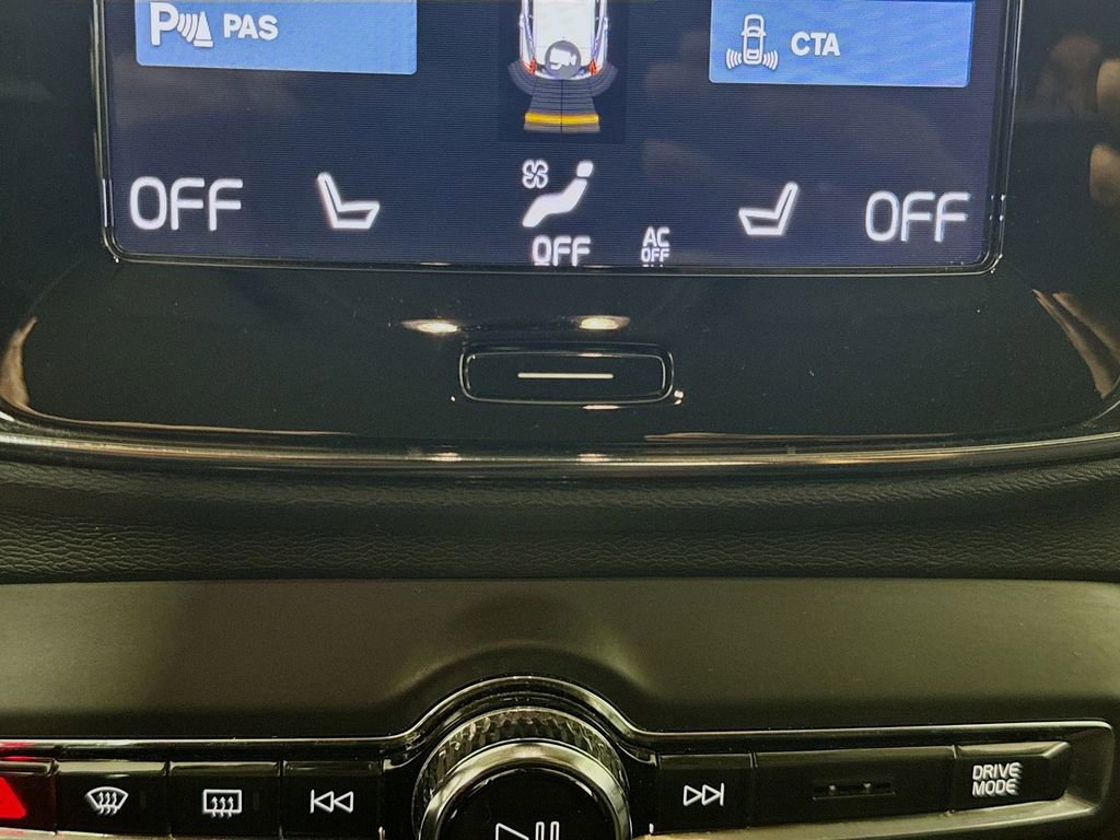 Used 2020 Volvo XC40 T5 Momentum image 16