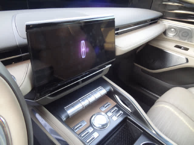 Used 2025 Lincoln Nautilus Reserve AWD/4WD image 12