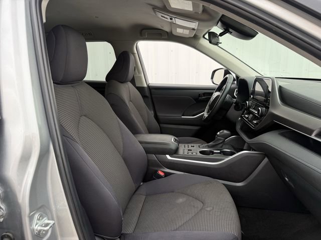 Used 2024 Toyota Highlander LE AWD/4WD image 29