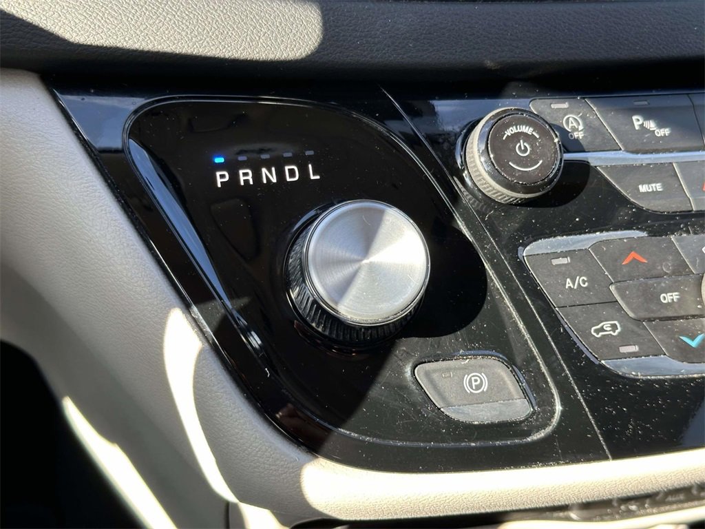 Used 2024 Chrysler Pacifica Touring-L image 6