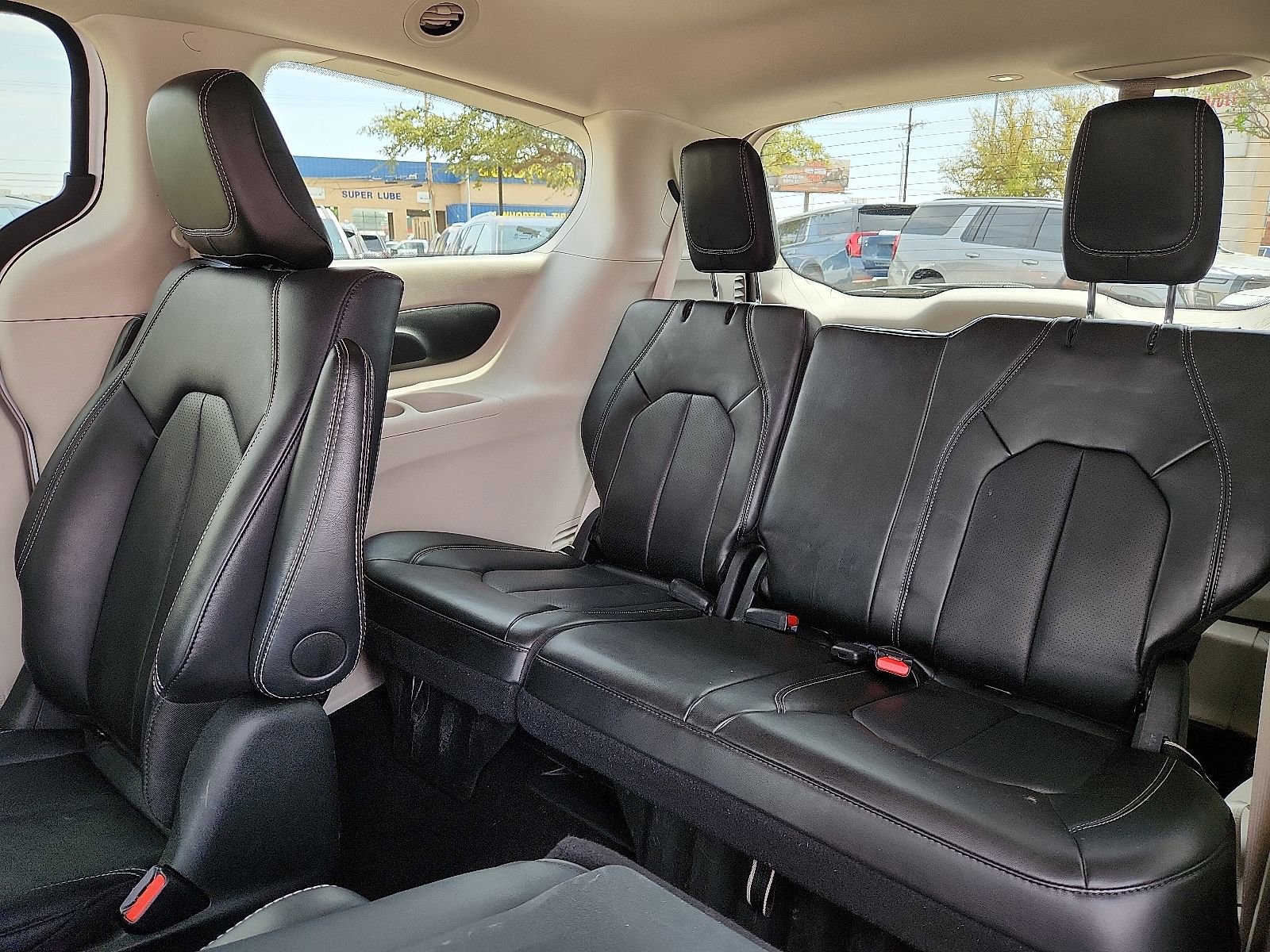 Used 2024 Chrysler Pacifica Select image 11