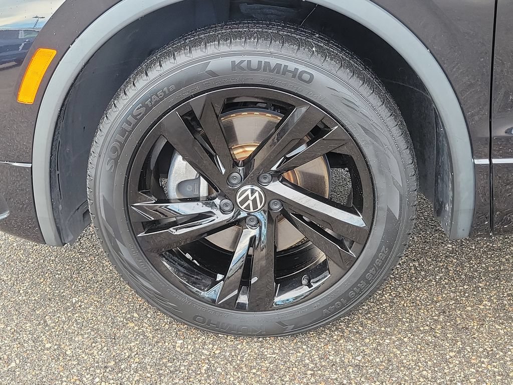 Certified 2023 Volkswagen Tiguan SE R-Line FWD image 13