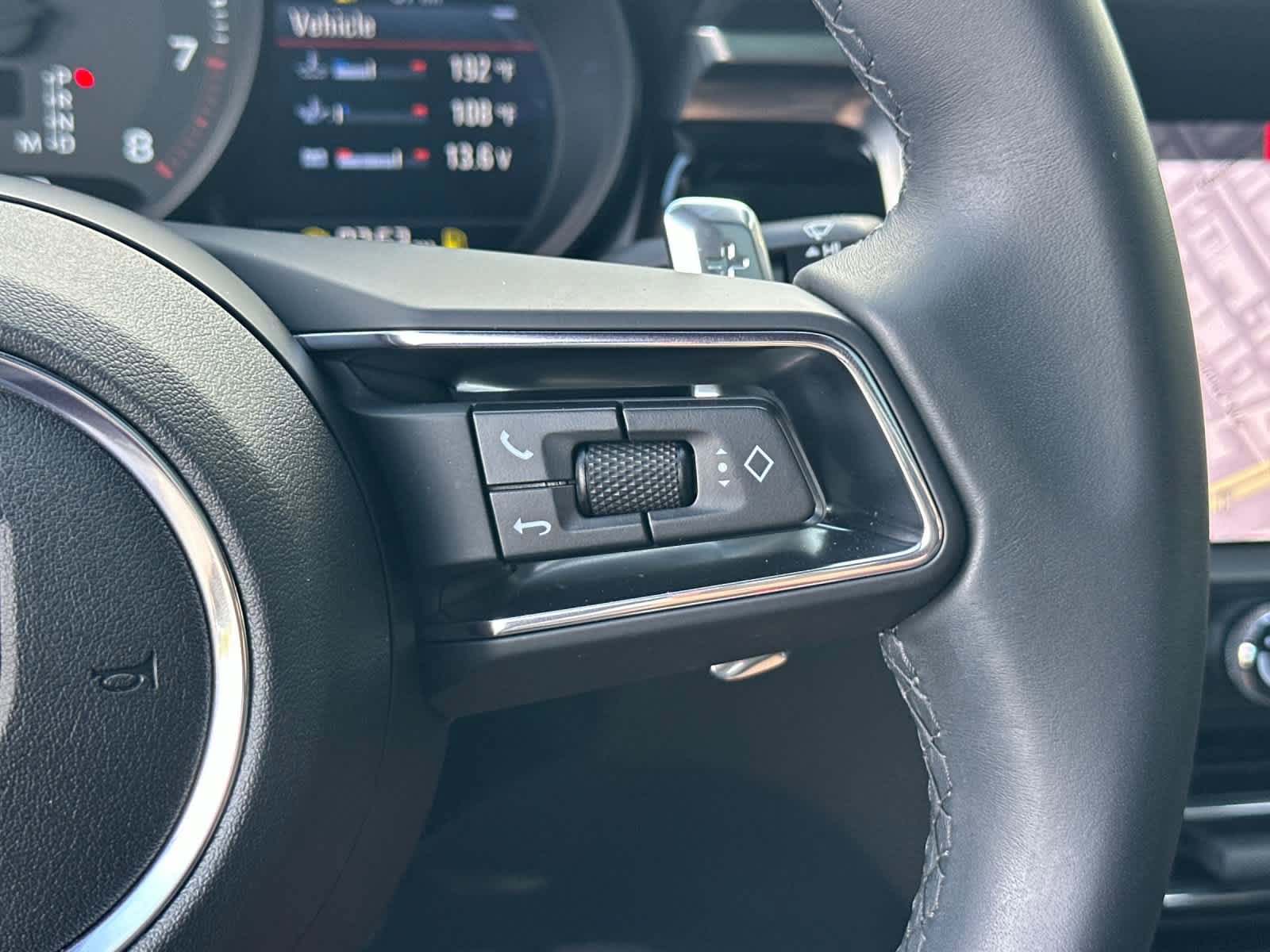 Certified 2025 Porsche Macan AWD/4WD image 27