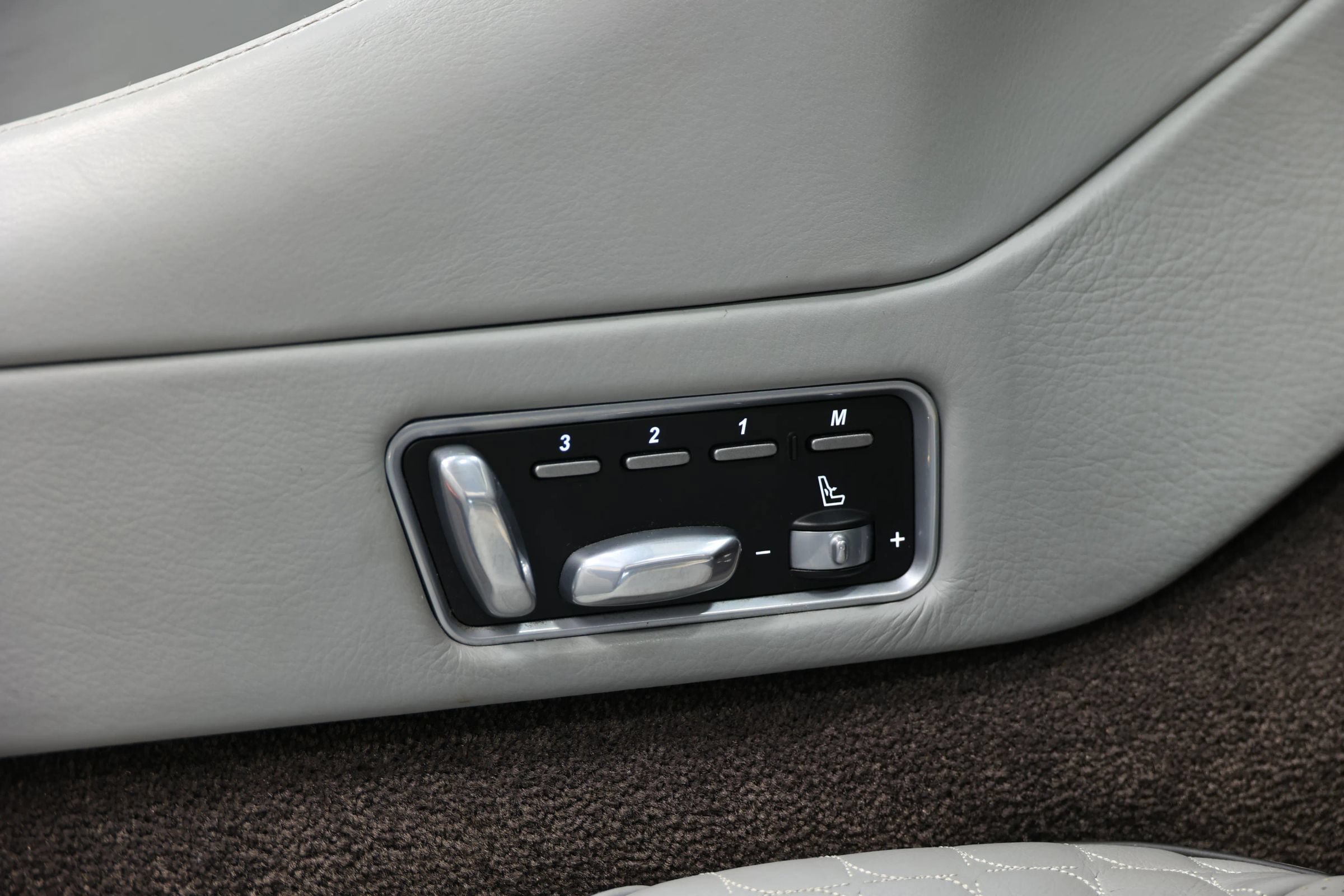 Used 2014 Aston Martin Vanquish Volante RWD image 89