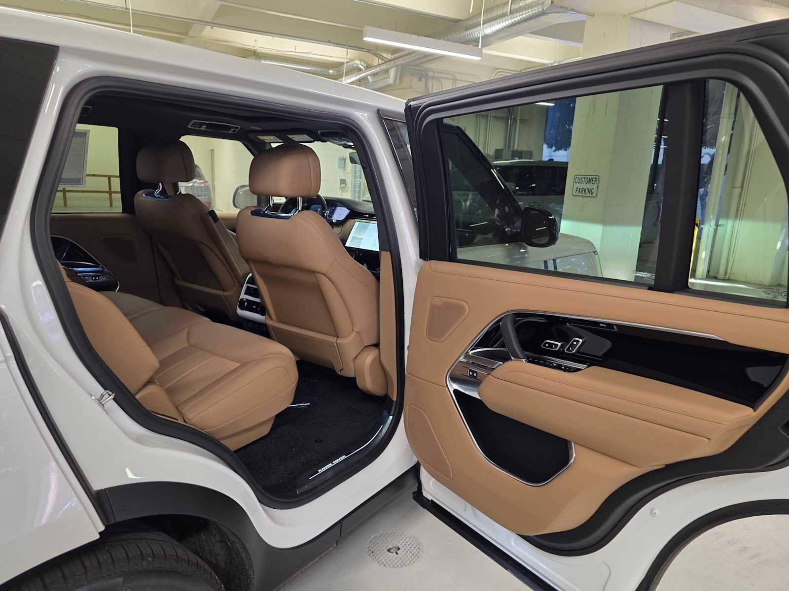 New 2025 Land Rover Range Rover Long Wheelbase SE AWD/4WD image 14