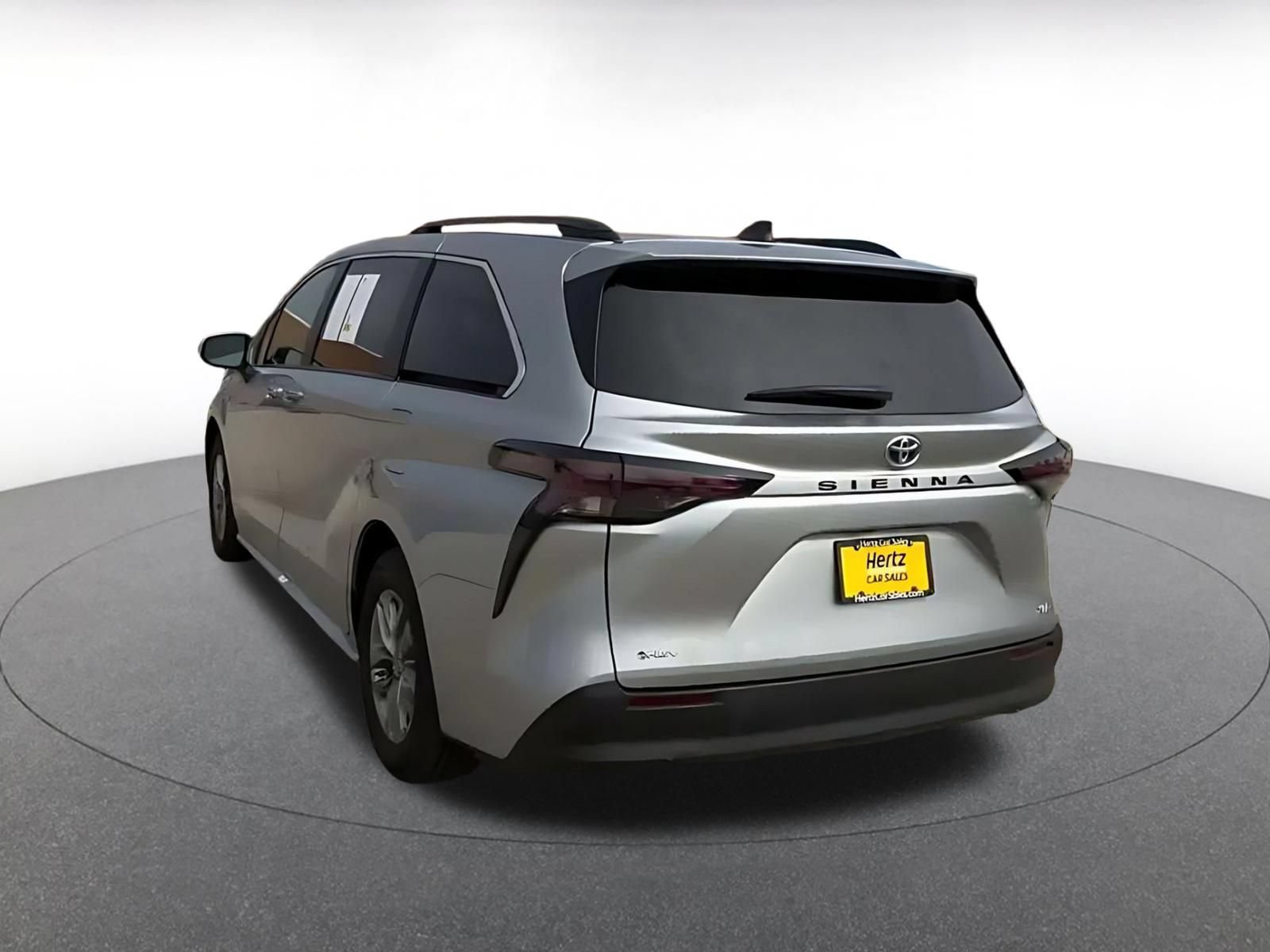 Used 2025 Toyota Sienna XLE FWD image 14