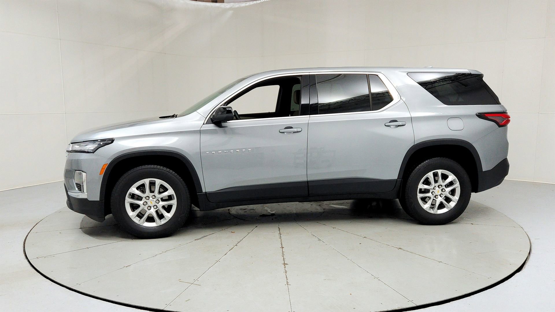 Certified 2023 Chevrolet Traverse LS FWD image 2