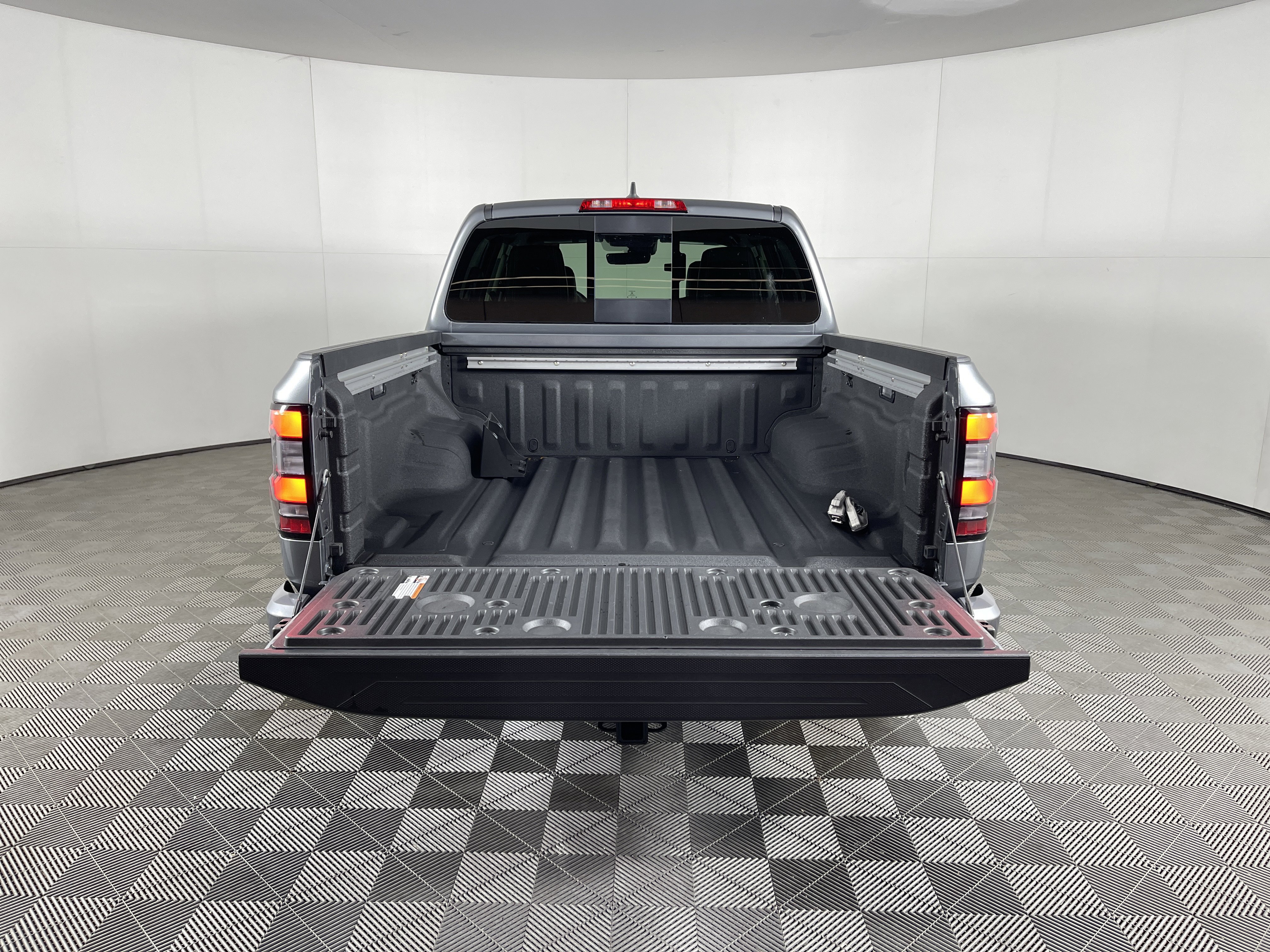 Used 2025 Nissan Frontier SL w/ Graphics Package image 9