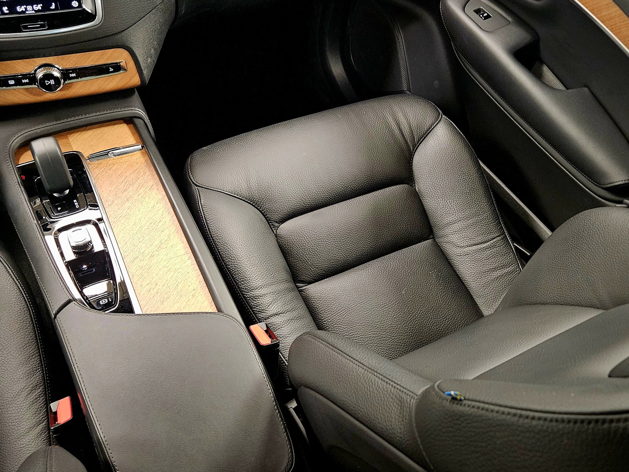 Used 2024 Volvo XC90 T8 Plus w/ Protection Package Premier image 16