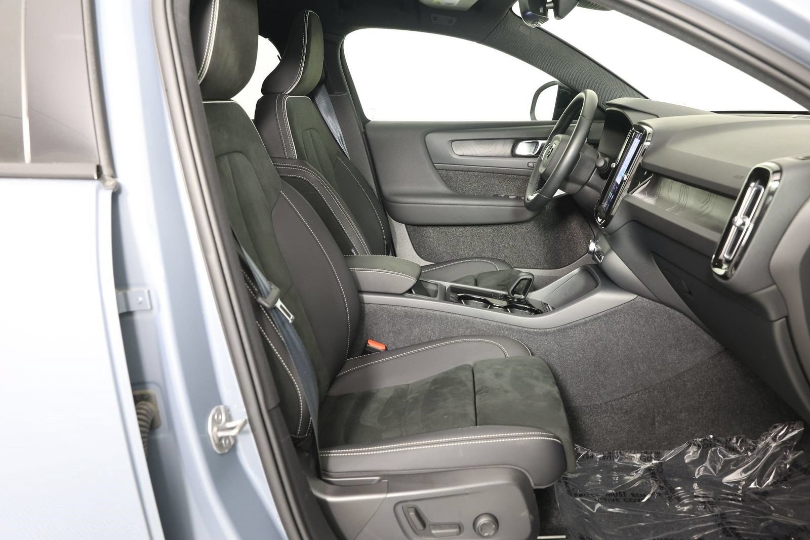 Certified 2023 Volvo C40 P8 Recharge Plus w/ Protection Package Premier AWD/4WD image 27