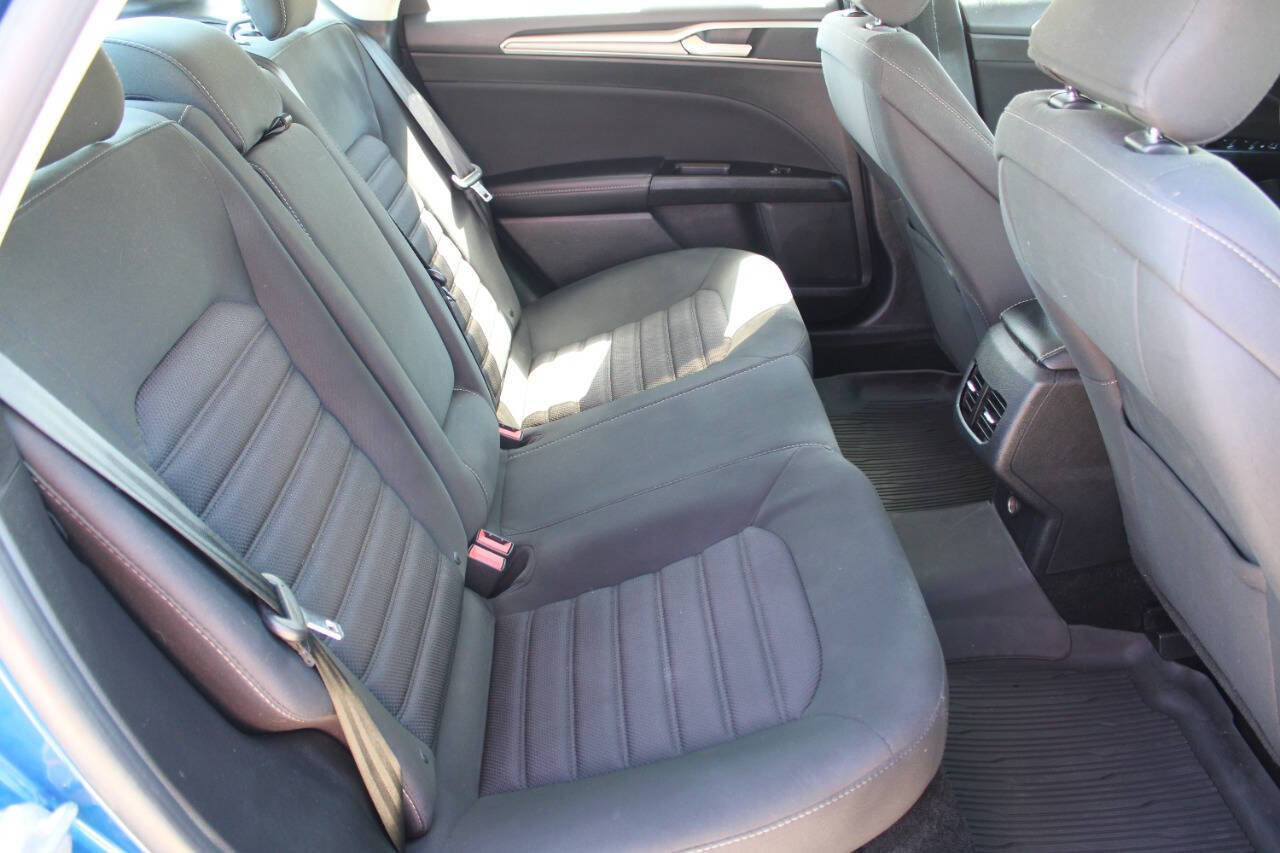 Used 2017 Ford Fusion SE w/ Fusion SE Technology Package FWD image 10