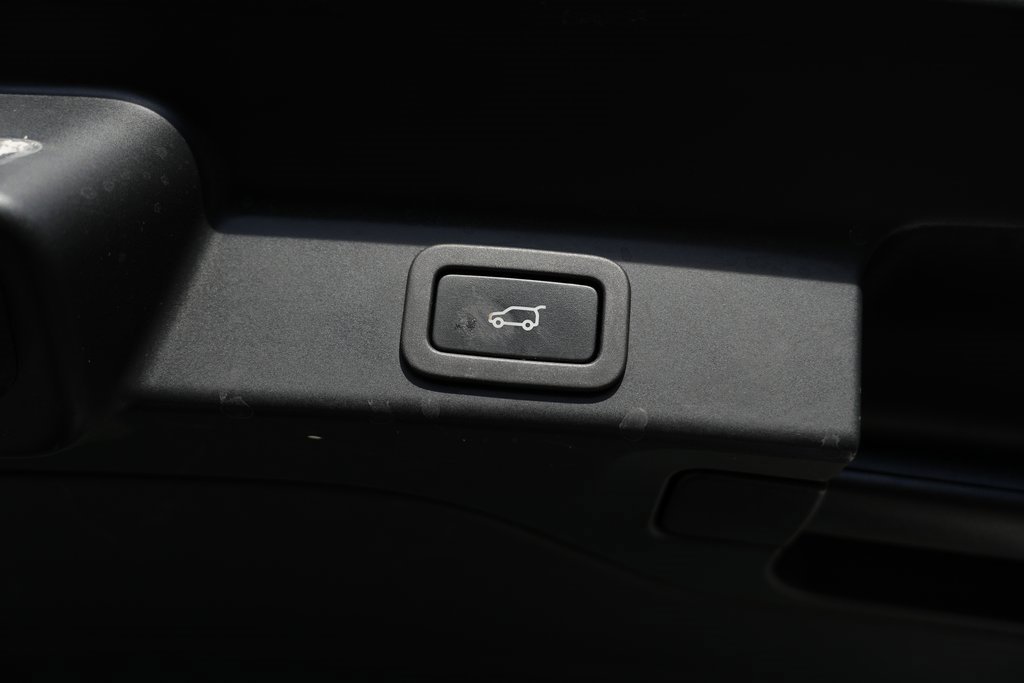 Used 2022 Jaguar F-PACE SVR image 16