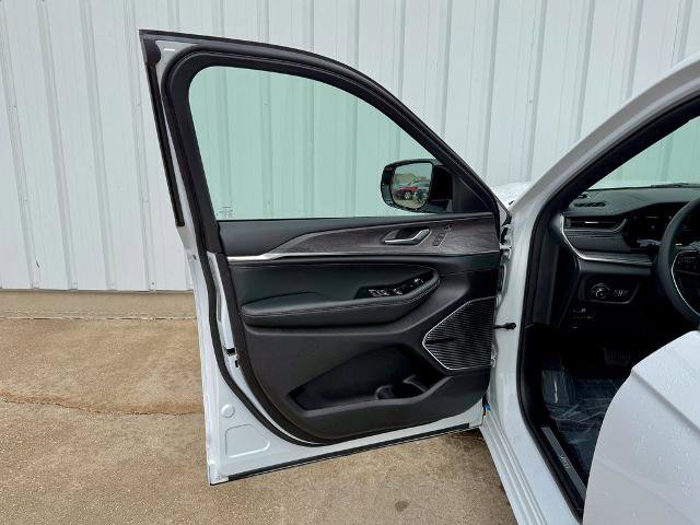 Used 2023 Jeep Grand Cherokee Overland w/ Luxury Tech Group IV image 13