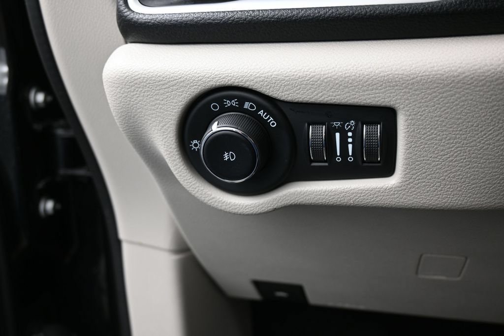 Used 2023 Chrysler Pacifica Touring-L FWD image 33