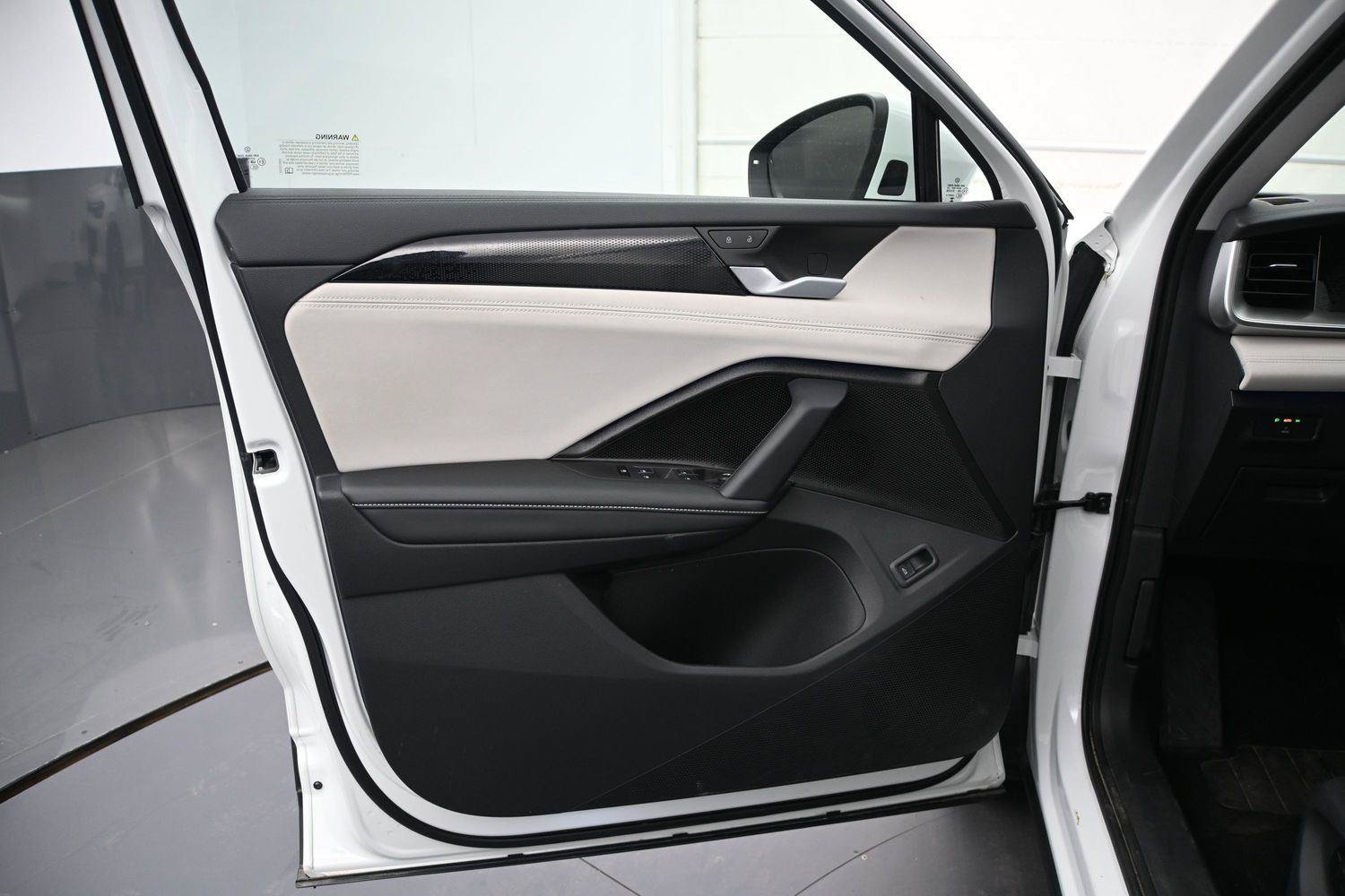 Used 2025 Volkswagen Tiguan SE AWD/4WD image 9