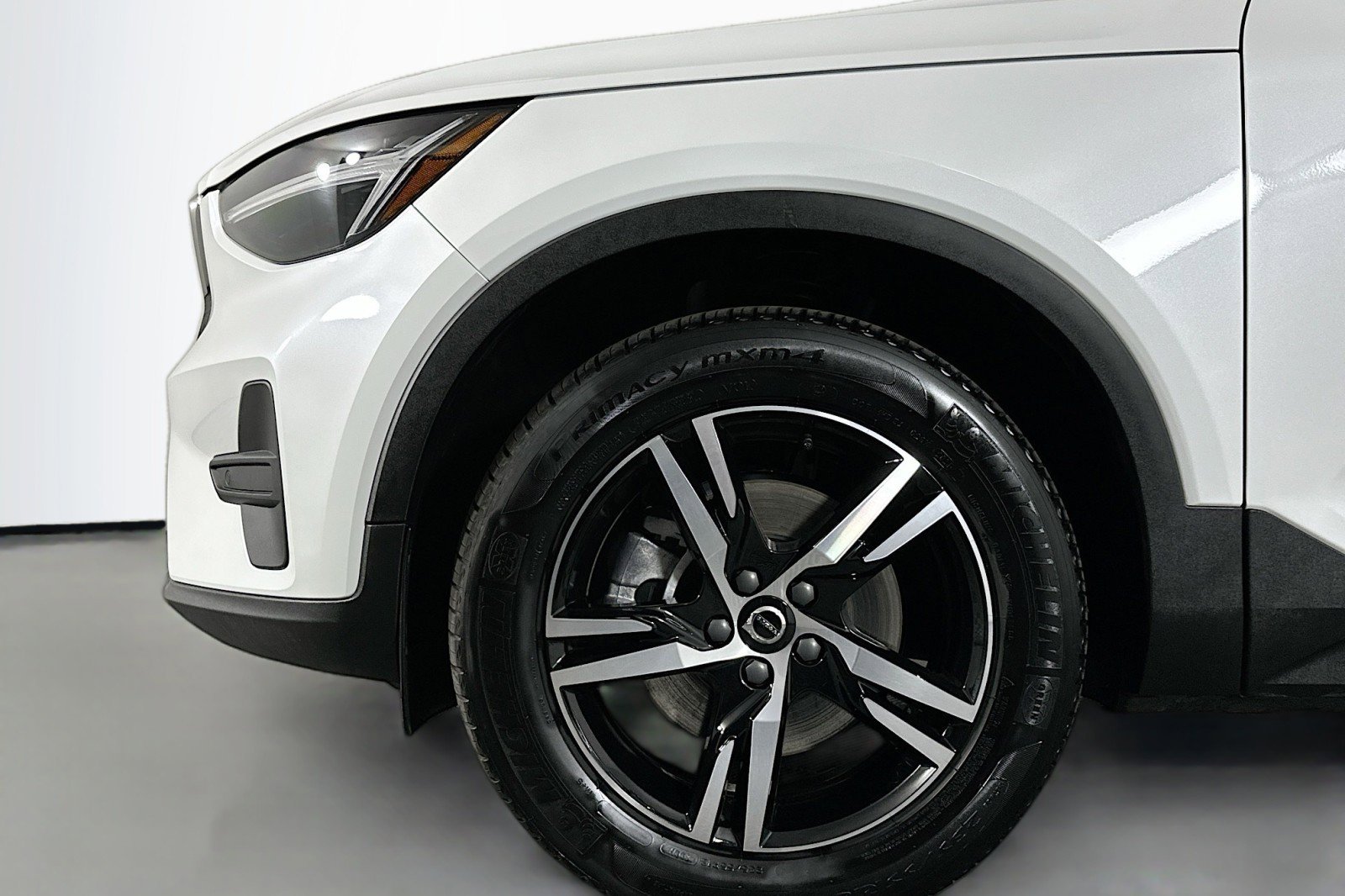Used 2025 Volvo XC40 B5 Core image 12