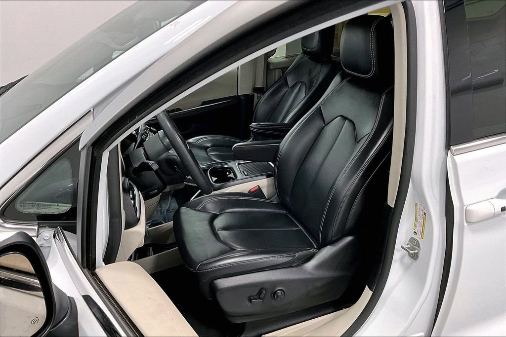 Used 2023 Chrysler Pacifica Touring-L FWD image 31