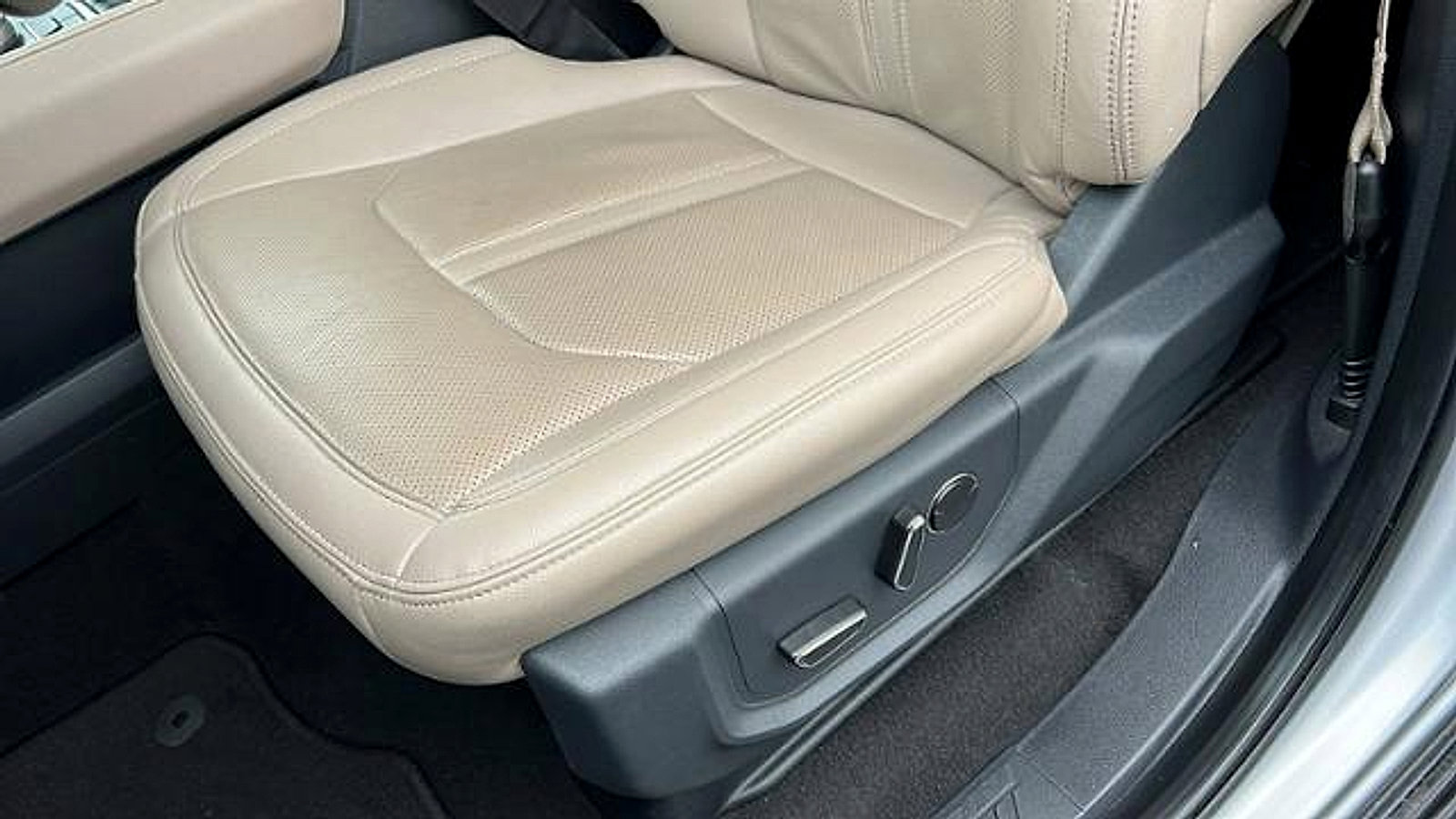 Used 2024 Ford Expedition Limited image 19