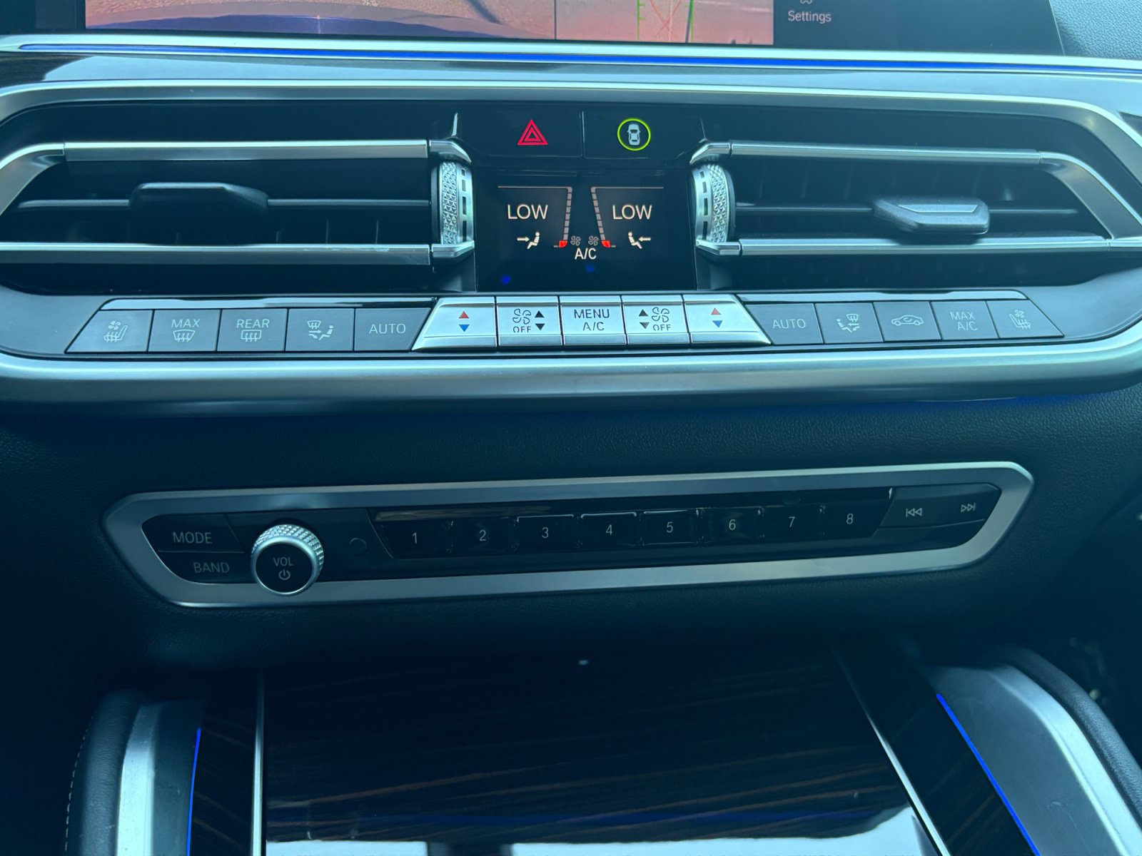Used 2021 BMW X6 M50i w/ Dynamic Handling Package AWD/4WD image 26
