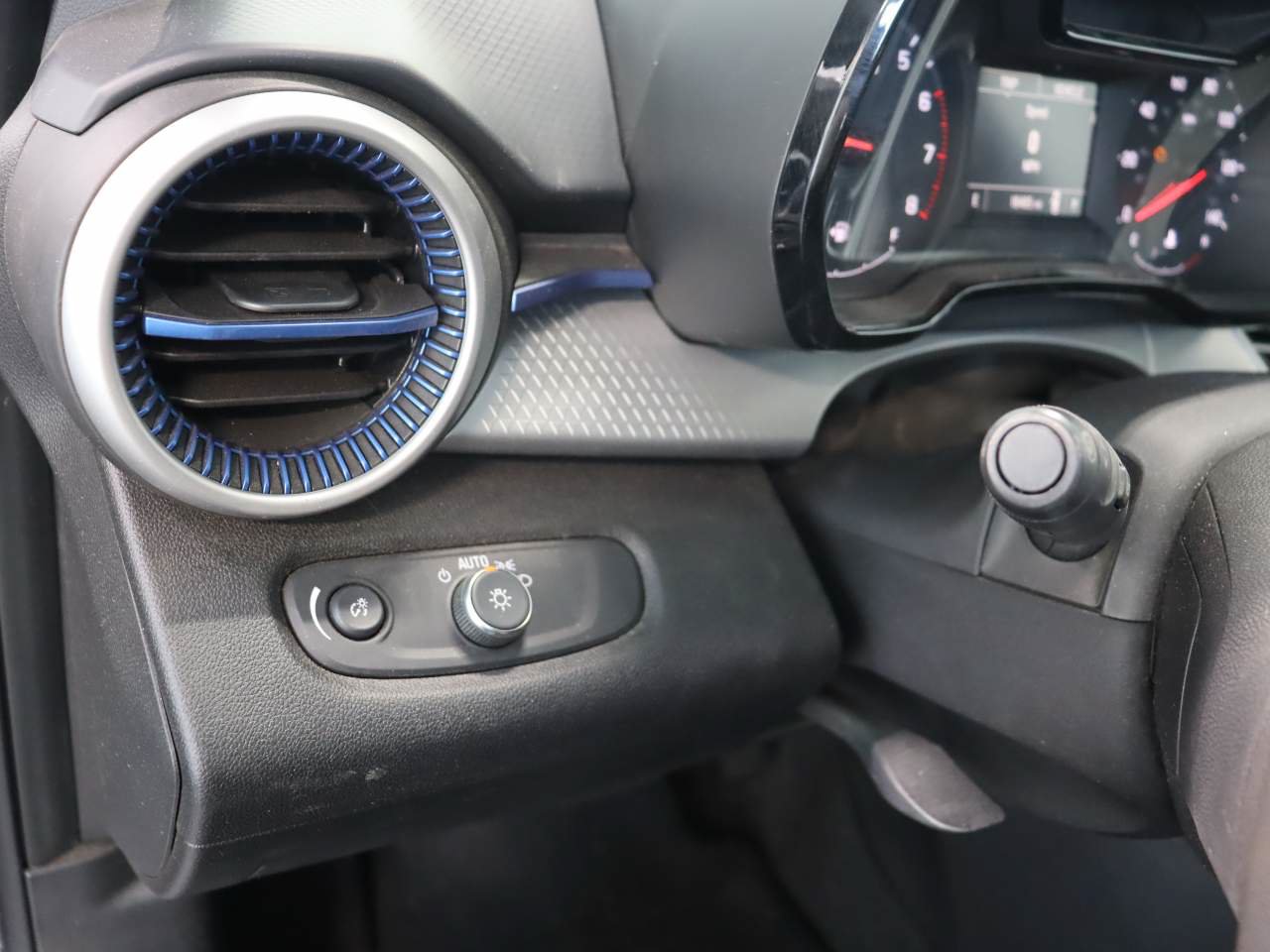 Used 2024 Chevrolet Trax LS w/ LS Convenience Package FWD image 12